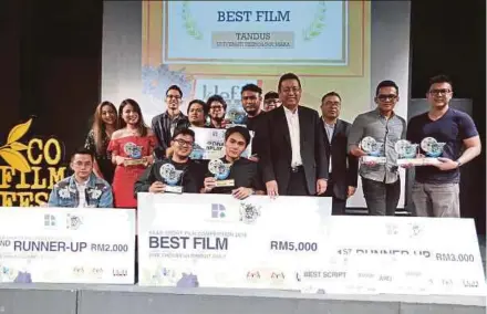  ?? PIC BY ZUNNUR AL SHAFIQ ?? Pengurusan Aset Air Bhd chairman Datuk Seri Dr Nik Norzrul Thani Nik Hassan Thani (fourth from right) with the winners of the Pengurusan Aset Air Bhd’s Short Film Competitio­n at the 11th Kuala Lumpur Eco Film Festival in Kuala Lumpur yesterday.