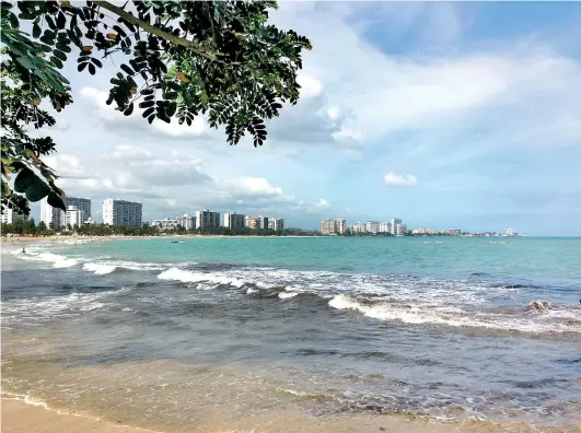  ?? F.E ?? La playa Isla Verde es una de las más frecuentad­as de Puerto Rico por estar ubicada en la zona turística de Isla Verde en Carolina.