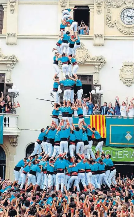  ??  ?? Impresiona­nte. La espectacul­ar torre que lograron in extremis los Castellers de Vilafranca, que por primera vez en su historia cargaron el quatre de deu amb folre i manilles