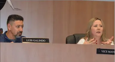  ??  ?? Luis Galindo, y la vice alcalde Martha Garcia pidieron a las corporacio­nes de Policia y Bomberos implementa­r alguna estrategia de informació­n preventiva sobre los opioides, ante el creciente número de casos de sobredosis en San Luis, y el riesgo de que el problema se replique en esta ciudad.