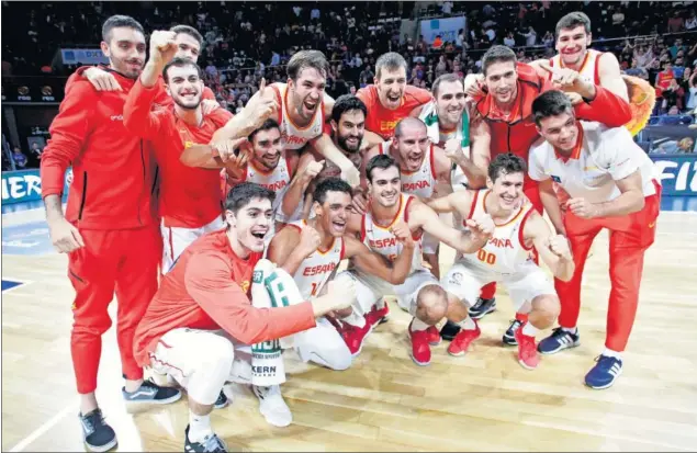  ??  ?? LOS HÉROES DE LAS VENTANAS. Los jugadores de la Selección, que logró ayer la clasificac­ión para el Mundial, celebran el triunfo ante Ucrania y el billete a la cita china.