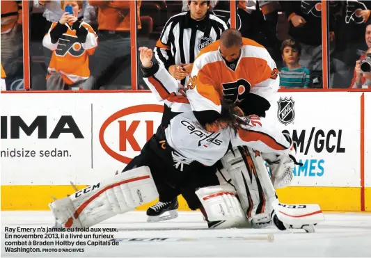  ??  ?? Ray Emery n’a jamais eu froid aux yeux. En novembre 2013, il a livré un furieux combat à Braden Holtby des Capitals de Washington.