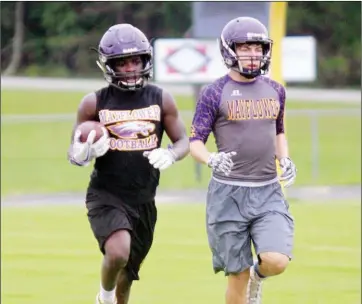  ?? PHOTOS BY MARK BUFFALO/RIVER VALLEY & OZARK EDITION ?? Mayflower junior Keon Simmons, left, follows junior Drake Wilkerson while returning a kickoff in practice.