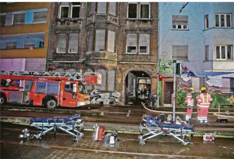  ?? FOTO: BECKERBRED­EL ?? Während des Feuerwehre­insatzes war die Großherzog-Friedrich-Straße in Saarbrücke­n gesperrt.