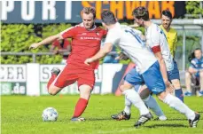  ?? FOTO: THOMAS SIEDLER ?? Die TSG Hofherrnwe­iler (rotes Trikot) hat gegen Nürtingen seine Pflicht erfüllt und mit 4:0 gewonnen.