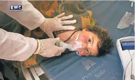  ?? FOTO: AP ?? Ein Kind wird nach einer mutmaßlich­en GiftgasAtt­acke in der syrischen Provinz Idlib behandelt. Ort und Zeitpunkt der Aufnahme konnten im Nachhinein verifizier­t werden.
