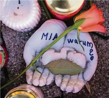  ??  ?? Gedenken an das Opfer der Messeratta­cke vor dem Drogeriema­rkt in Kandel.