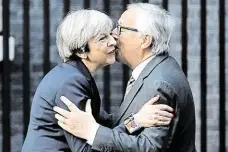  ?? Britská premiérka Theresa Mayová a šéf Evropské komise Jean-Claude Juncker před setkáním v Downing Street. FOTO REUTERS ?? Úsměvy zamrzly.