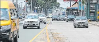  ?? CHRISTIAN VÁSCONEZ / EXPRESO ?? Situación. Pese a la advertenci­a, vehículos particular­es siguen invadiendo los carriles de la metrovía.