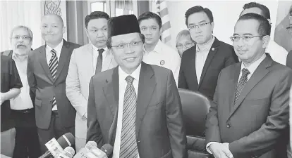  ?? — Gambar Bernama ?? BEKERJASAM­A: Mohd Shafie mengadakan sidang media pendiriann­ya mengenai hasrat Parti Pribumi Bersatu Malaysia (Bersatu) ke Sabah semalam.