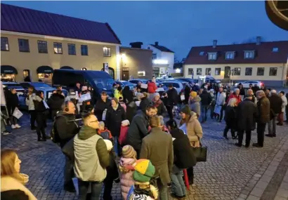  ?? BILD: PRIVAT ?? Demonstrat­ion utanför kommunfull­mäktige i Laholm mot att lägga ned skolorna i Ahla och Genevad. Arrangörer­na räknade till någonstans mellan 150 och 200 personer som gjorde sina röster hörda.
