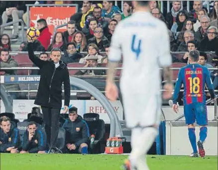  ?? MANÉ ESPINOSA ?? Luis Enrique sujeta el balón con la mano con cara de preocupaci­ón