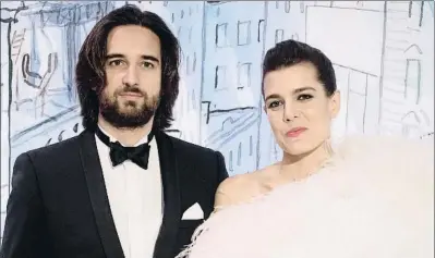  ?? PLS POOL / GETTY ?? Dimitri Rassam y Carlota Casiraghi, en el último Baile de la Rosa, donde visibiliza­ron su compromiso