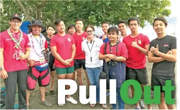 ??  ?? A LOAD OF LEARNING. The ten scouts from Singapore in a chance encounter with Hijo Resources Corporatio­n CEO Rosanna Tuason Fores.