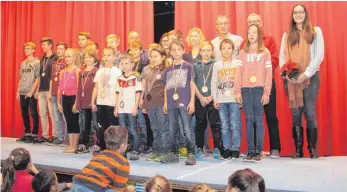  ?? FOTO: DIETER VOLCKART ?? Bei der Sportgala der Abteilung Turnen/Leichtathl­etik/Akrobatik des TSV Hüttlingen sind erfolgreic­he Sportlerin­nen und Sportler ausgezeich­net worden.