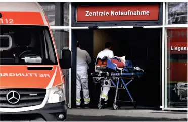  ?? FOTO: AP ?? Sanitäter bringen einen Patienten in die Notaufnahm­e der Uniklinik. Auch dort sind freie Plätze für Intensivpa­tienten derzeit rar.