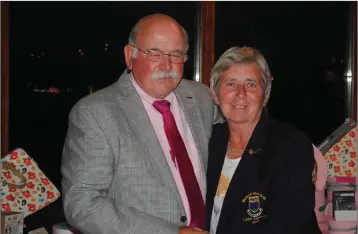  ??  ?? Wicklow Golf Club Lady Captain Una Doyle presents the Lady Captain’s prize to men to Edward Valentine.