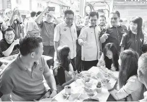  ?? — Gambar Bernama ?? TINJAUAN: Nur Jazlan (dua, kanan) beramah mesra dengan penduduk setempat di sekitar Bandaraya Johor Bahru sempena Program Tinjauan Mesra ke Zon Bandar, semalam.