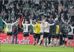  ?? ?? Los jugadores del Racing celebran la remontada en Gijón.