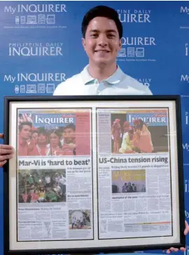  ?? PHOTOS BY ARNOLDALMA­CEN ?? Actor Alden Richards holds framed Inquirer front page stories that feature the “kalyeserye.”—