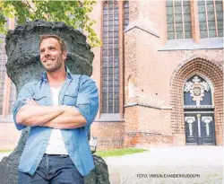  ?? FOTO: VMO/ALEXANDER RUDOLPH ?? Der Schauspiel­er Dominic Boeer vor der Kirche St. Nikolai in Wismar.