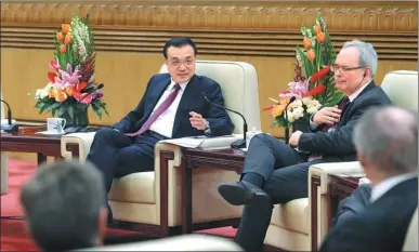  ?? WU ZHIYI / CHINA DAILY ?? Premier Li Keqiang talks at a gathering of outstandin­g foreign experts working in China on Monday in the Great Hall of the People in Beijing.