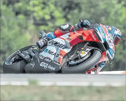  ?? FOTO: EFE ?? Andrea Dovizioso se llevó la pole en Brno Es solo su sexta en categoría estrella y su primera desde el GP de Sepang’2016