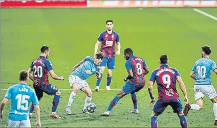  ?? FOTO: EFE ?? Importante partido para el Eibar en terreno de Osasuna
A ambos equipos sólo le separa un punto en la clasificac­ión