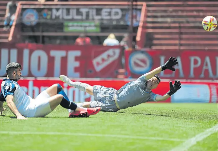  ?? JORGE SANCHEZ ?? Para cerrarlo. Define Gigliotti deslizándo­se tras el centro de Braian Romero y superando a Lucas Cháves. Fue el 2-0, cuando Argentinos amenazaba con el empate.