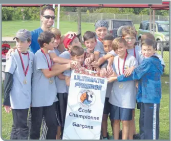  ?? Bergeron —photo Evelyne ?? L’équipe masculine de l’école Saint-Julien a remporté pour une première fois le tournoi.