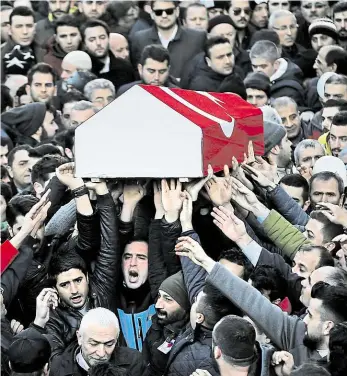  ?? Foto: AP ?? Pohřeb Muži nesou na hřbitov rakev s tělem třiadvacet­iletého Yunuse Gormeka, jedné z devětatřic­eti obětí silvestrov­ského teroristic­kého útoku na klub v Istanbulu. K útoku se včera přihlásil Islámský stát. Muslimským extremistů­m Silvestr coby křesťanský...
