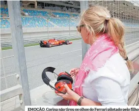  ??  ?? EMOÇÃO. Corina não tirou os olhos do Ferrari pilotado pelo filho
