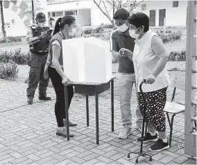  ??  ?? Jorge Cedeño acompañó a su hermana Ramona para que ejerciera su derecho al voto.