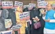  ?? PTI FILE ?? Youth affairs and sports minister Vijay Goel speaks to Muslim women protesting against triple talaq in New Delhi.