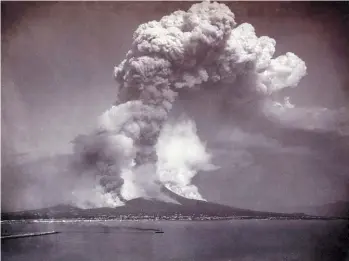  ?? GALERIA BASSENGE ?? Erupción del Vesubio registrada en 1872 por el fotógrafo alemán Giorgio Sommer.