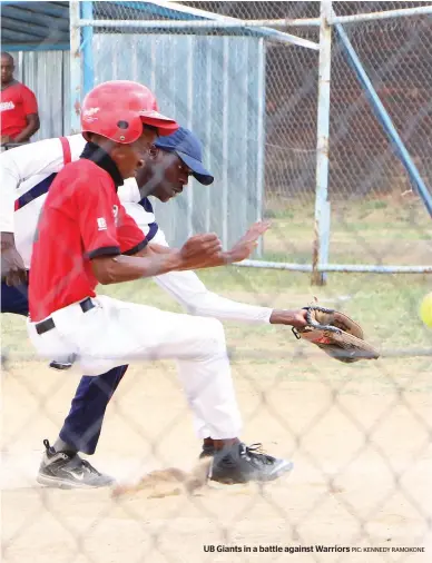  ?? PIC: KENNEDY RAMOKONE ?? UB Giants in a battle against Warriors