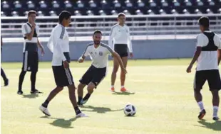  ??  ?? Práctica. Jugadores del equipo de México durante una sesión de entrenamie­nto.