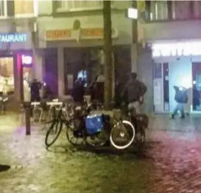  ?? FOTO SARE ?? De arrestatie gebeurde op straat. Met getrokken wapens benaderde de politie de man.