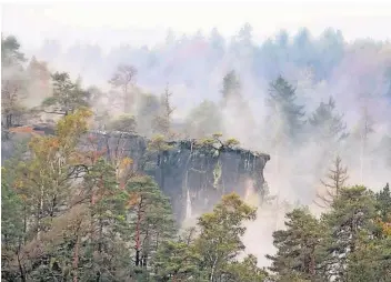  ?? ?? Malerisch: Der Herbst-Felsen-Nebel-Blick von der Burg Hohnstein in der Sächsische­n Schweiz