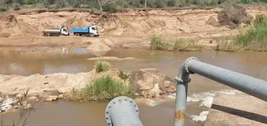  ?? LINDI BOTHA ?? Sand mining in the Middle-Komati River is negatively affecting water flow and levels, with irrigation pumps for sugar cane no longer able to function.