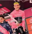  ??  ?? ● 1 Simon Yates, 26, trionfa a Les Praeres ● 2 Il britannico indossa la maglia rossa di leader ● 3 Yates in maglia rosa al Giro 2018: l’ha indossata per 13 giorni AFP/BETTINI