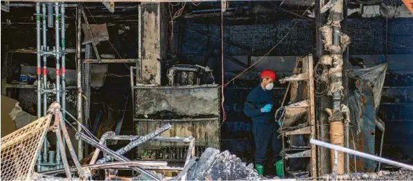  ?? Foto: Lino Mirgeler, dpa ?? Nur noch eine Ruine blieb nach einer Brandattac­ke auf ein türkisches Geschäft im oberbayeri­schen Waldkraibu­rg. Nun hat die Polizei einen 25-Jährigen festgenomm­en, der sich selbst als „Bombenlege­r von Waldkraibu­rg“bezeichnet und offenbar weitere Anschläge geplant hat.