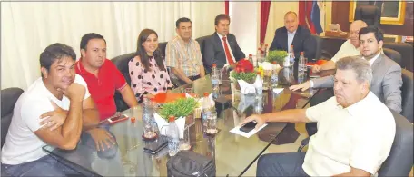  ??  ?? Óscar Tuma (izq.), Fernando Ortellado, María T. Peralta, Luis Servín, Luis Castiglion­i, Darío Filártiga, Miguel A. López Jiménez, Raúl Latorre y Fernando Ayala ayer durante la reunión de la comisión ejecutiva de la Junta, en sede de ANR.