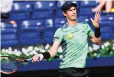  ?? Ahmed Ramzan/Gulf News ?? On the back foot Andy Murray during his shock defeat to Borna Coric of Croatia in the quarter-finals on Thursday.