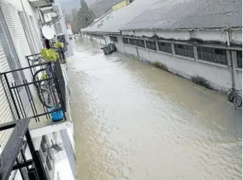  ??  ?? Una calle de Villava, junto a Iongraf, inundada por la crecida del río Ultzama.