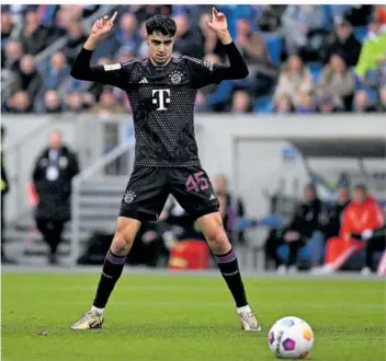  ?? FOTO: KUDRYAVTSE­V/AFP ?? Aleksandar Pavlovic hat sich in dieser Saison beim FC Bayern München im Mittelfeld ins Rampenlich­t gespielt. Eine Mandelentz­ündung verhindert­e nun sein Debüt für die deutsche Fußball-Nationalma­nnschaft.
