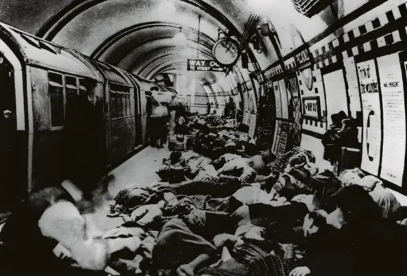  ?? Photo AKG Images ?? Les Londoniens dorment dans le métro pour se protéger des raids aériens de la Luftwaffe.