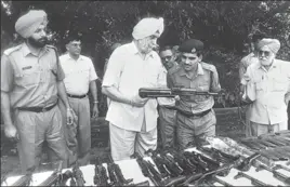  ?? HT FILE ?? KPS Gill inspecting arms and ammunition recovered near Manesar after a 1994 encounter in which four dreaded terrorists were killed.