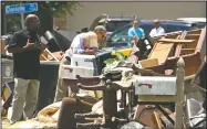  ?? Times-Picayune/TED JACKSON ?? Obama hugs an upset Castle Place woman in Baton Rouge.