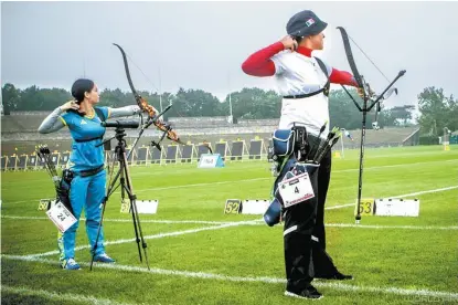  ??  ?? Alejandra Valencia (d), en la semifinal contra la ucraniana Veronika Marchenko